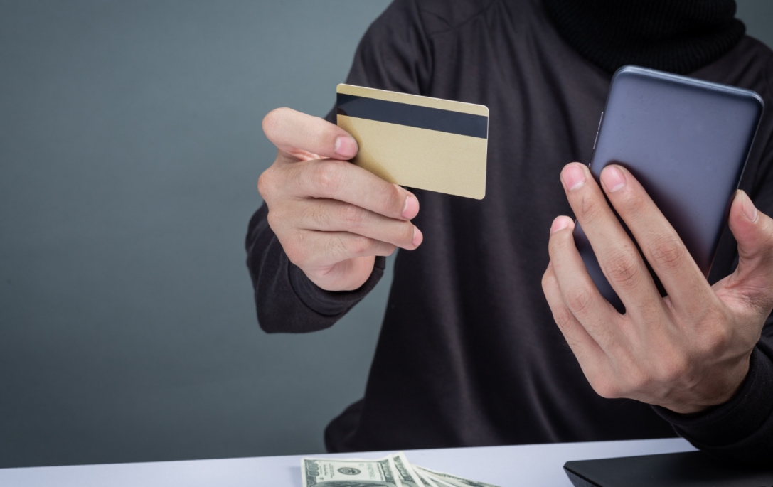 Próba sprzedaży telefonu skończyła się stratą 7 tysięcy złotych dla mieszkańca powiatu augustowskiego
